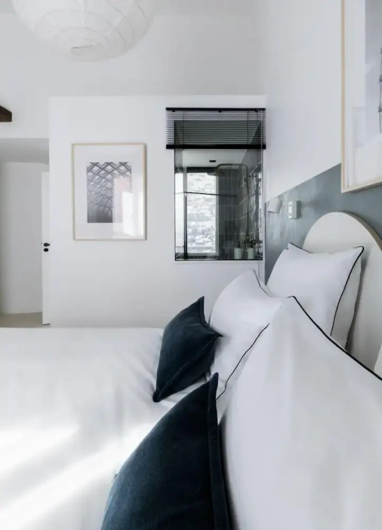 Standard Double room with city view (full double bed)