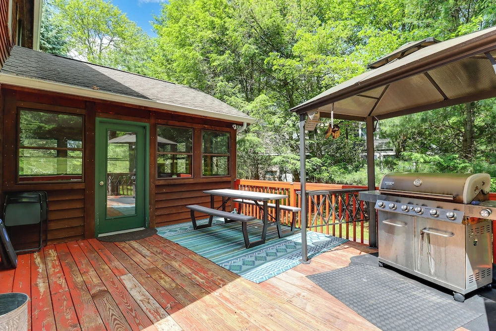 Split Rock Resort: Family Getaway w/ Fire Pit!
