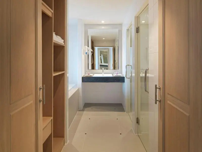 Двухместный номер Grand Deluxe с балконом 2 отдельные кровати в Chanalai Flora Resort, Kata Beach