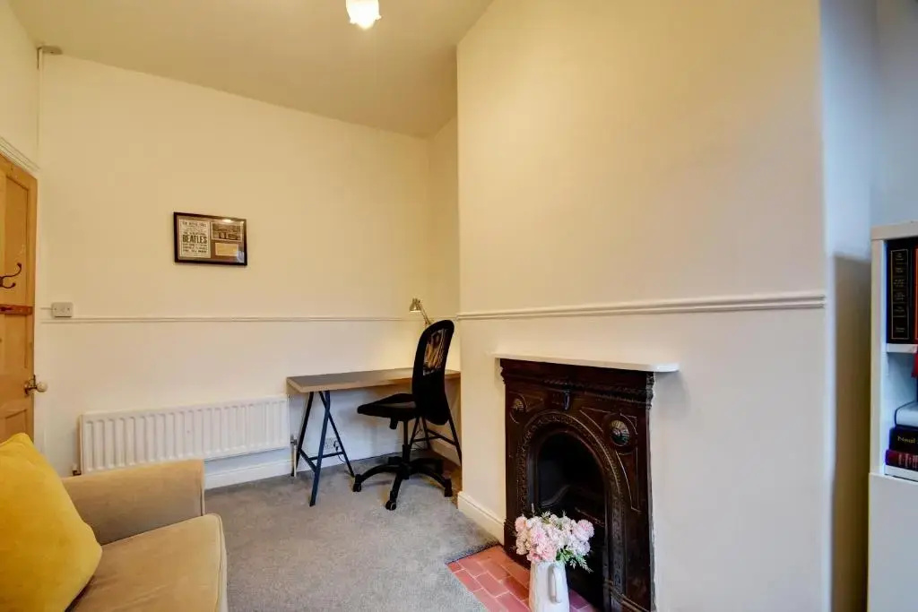 Spacious Victorian Townhouse near HCC with off street parking