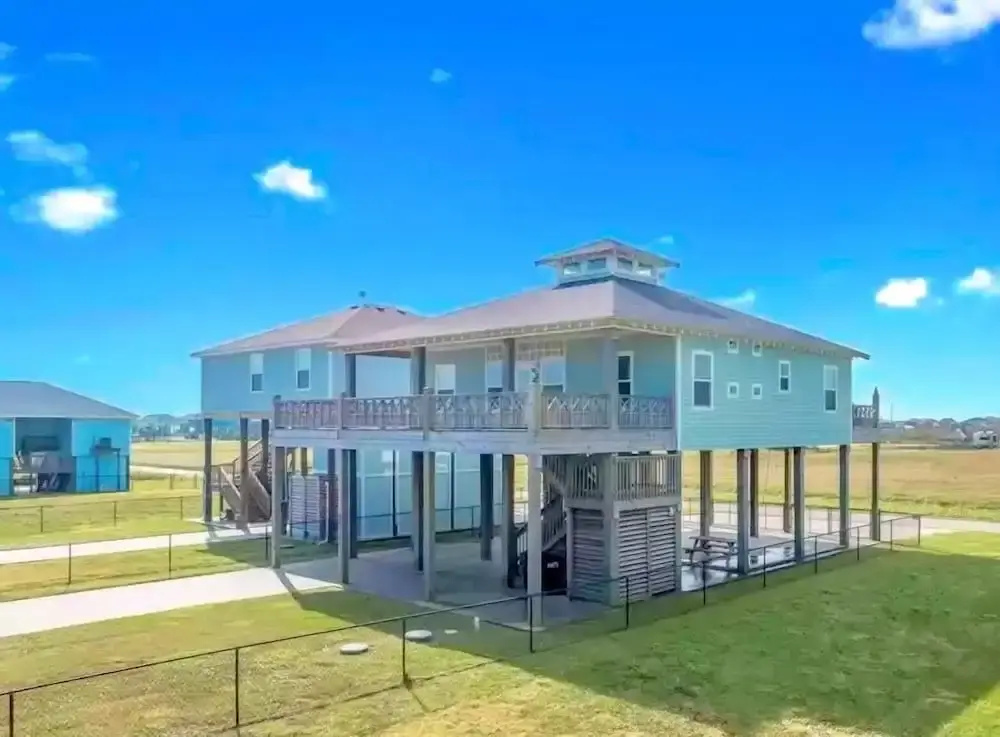 The Beach House 3 Bedroom Home by RedAwning