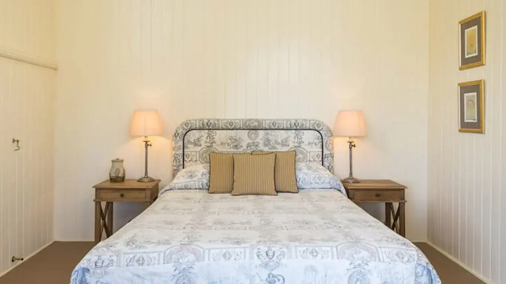 4 Bedrooms Cottage