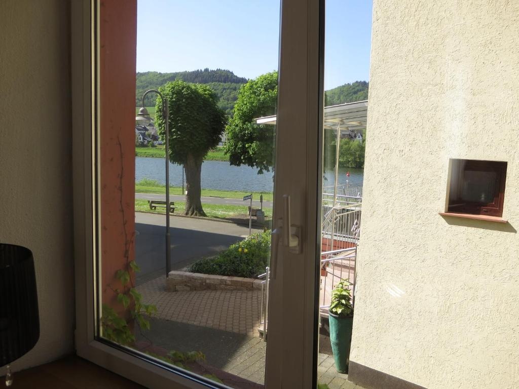 Count von Hatzfeld mit Moselblick