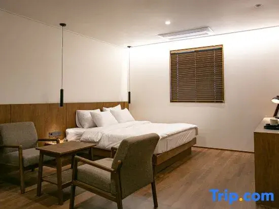 Standard Double room with street view (full double bed)