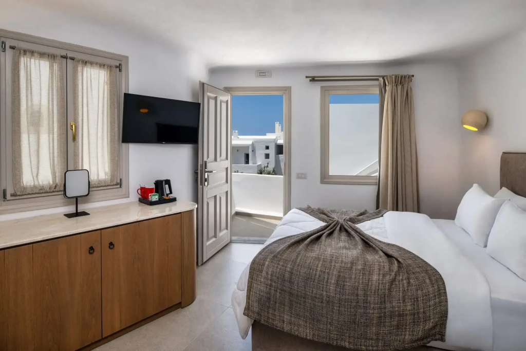 Standard Double room with courtyard view (full double bed)