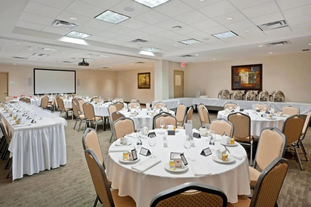 Holiday Inn Hotel & Suites Surrey East Cloverdale by IHG - фото 21