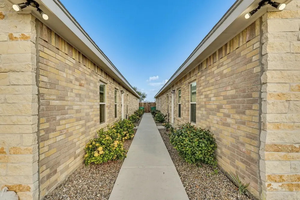 2 Mi to DHR Health: Commuter-friendly Pharr Apt