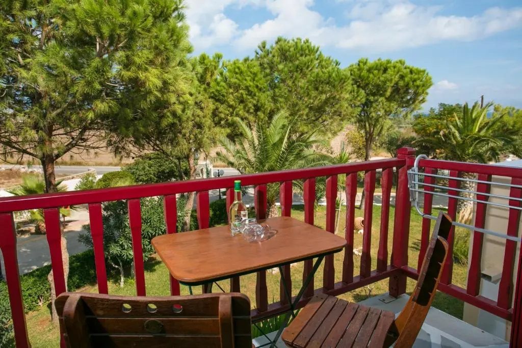Standard Triple room with partial sea view