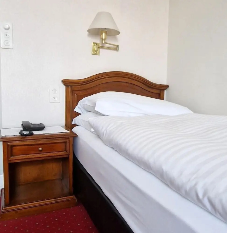 Standard Quadruple room with city view