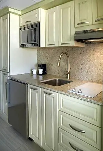 Alden Suites - A Beachfront Resort - Chambres