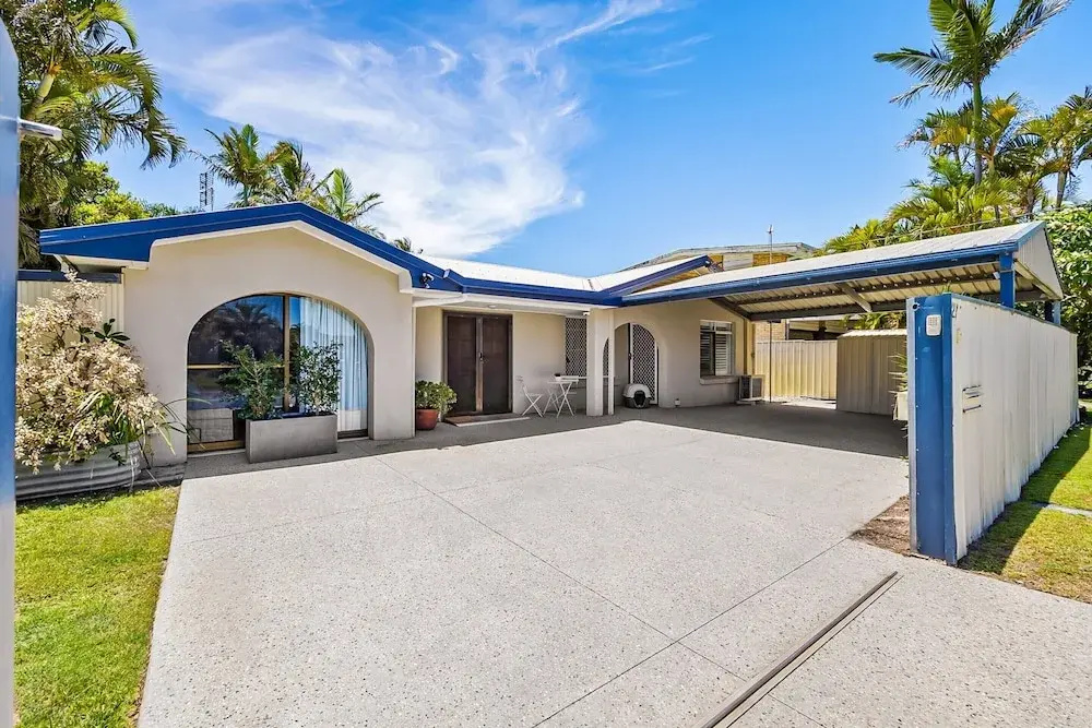 Family Home Near Cafes and Surf Beaches