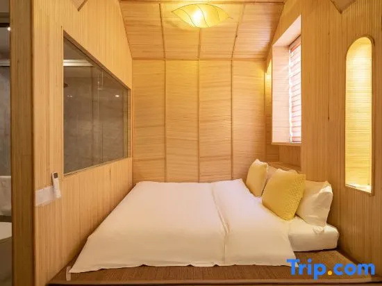 4 Bedrooms Standard Family room with water view