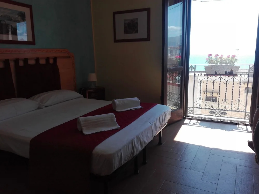 1 Bedroom Standard Double room with sea view (full double bed)