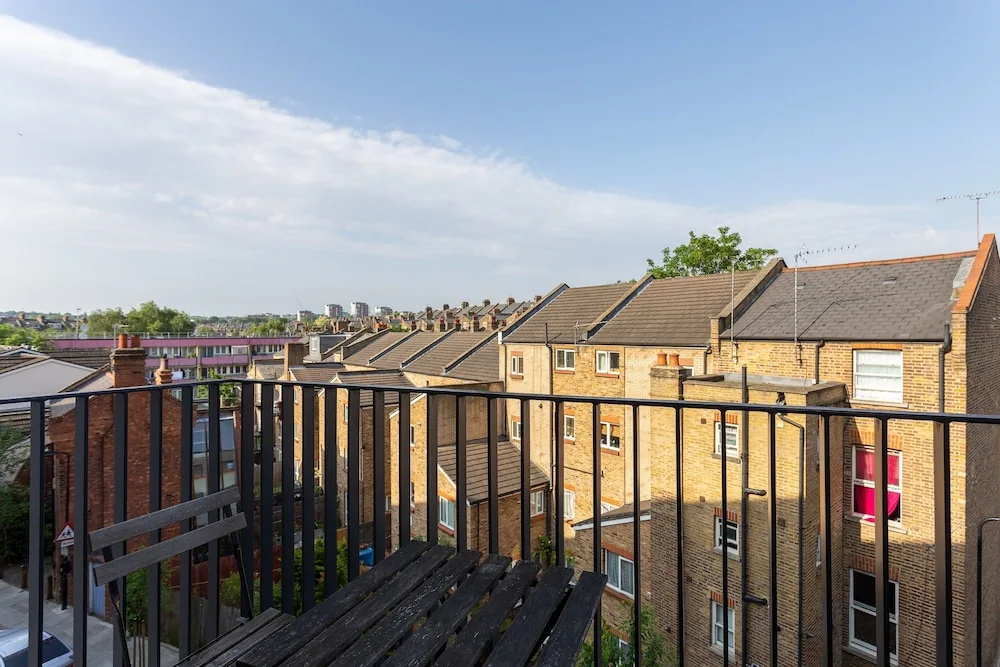 2 Bedroom Apartment in West Hampstead With Balcony