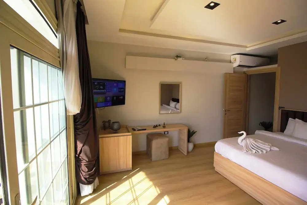 Junior Suite with balcony and with city view