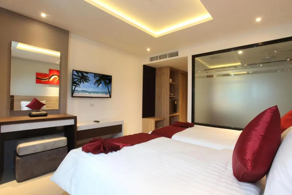 Deluxe (no View) Double room with balcony (full double bed)