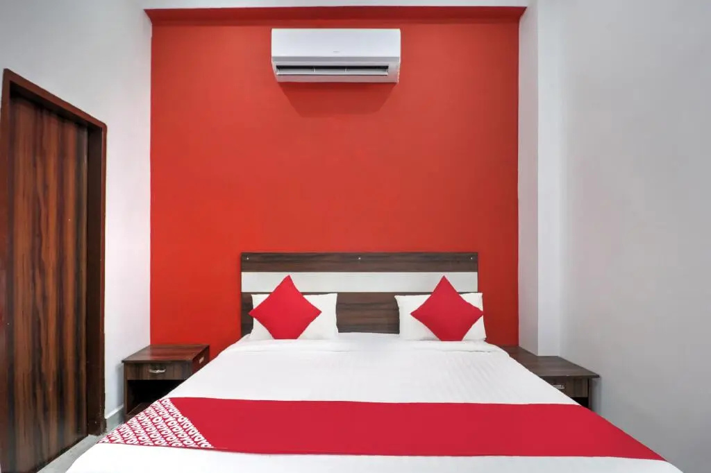 White House by OYO Rooms