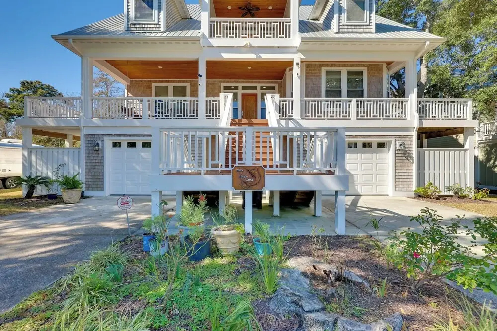 2nd-floor Unit w/ Deck! 1 Mi to Carolina Beach