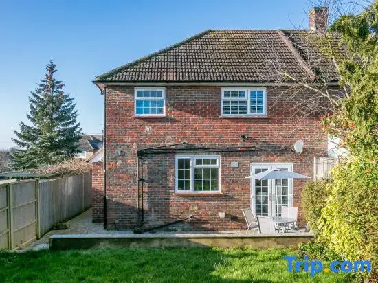 Borehamwood Modern Family House with Parking and Garden - Sleeps 6