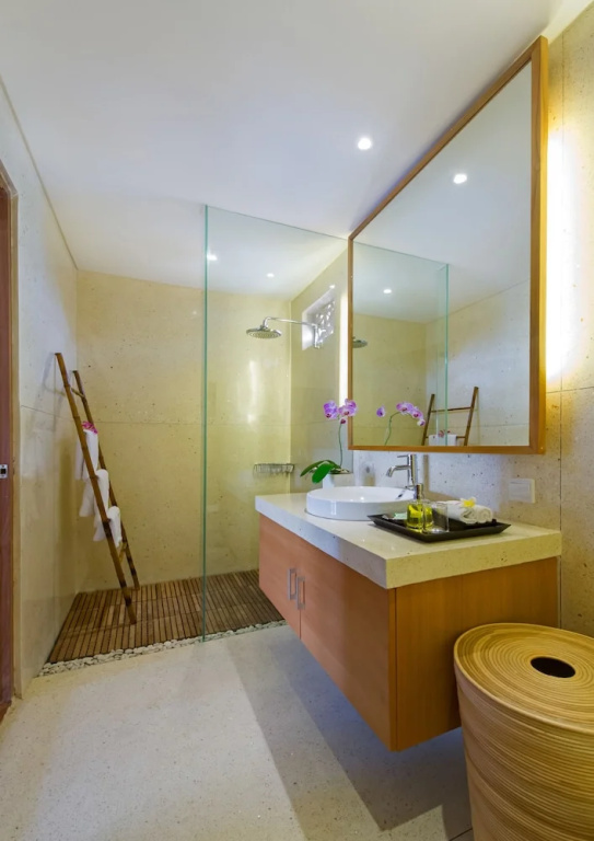6 Bedrooms Villa with balcony