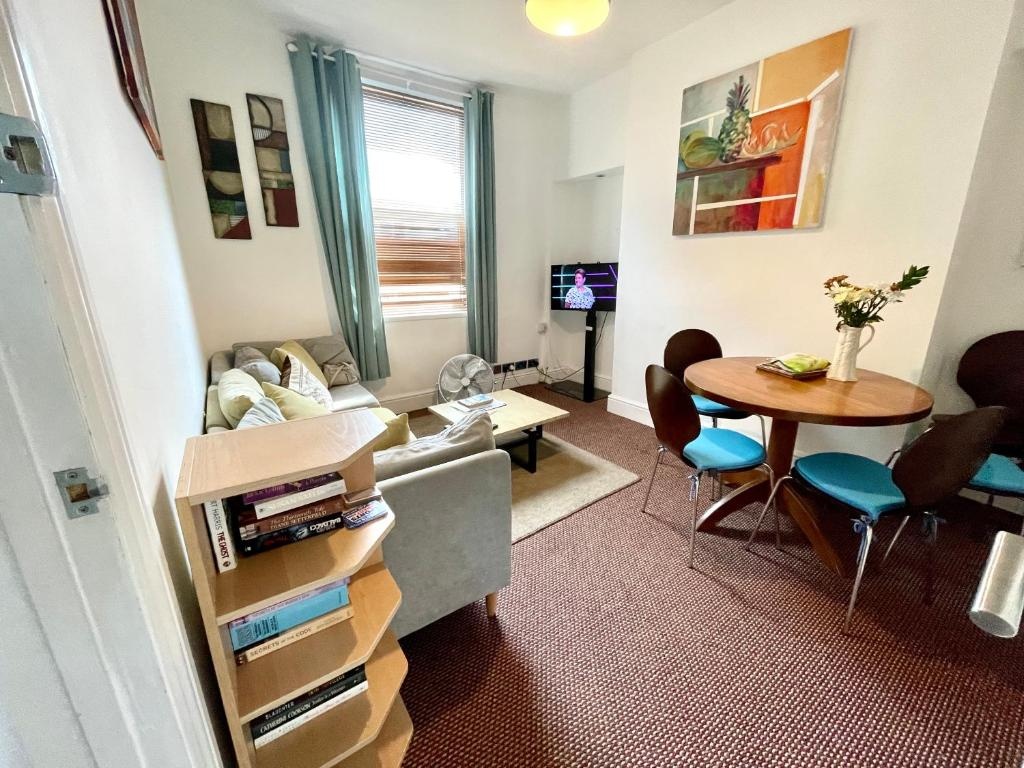 4 bedroomed maisonette in City Centre, near Barbican & Seafront