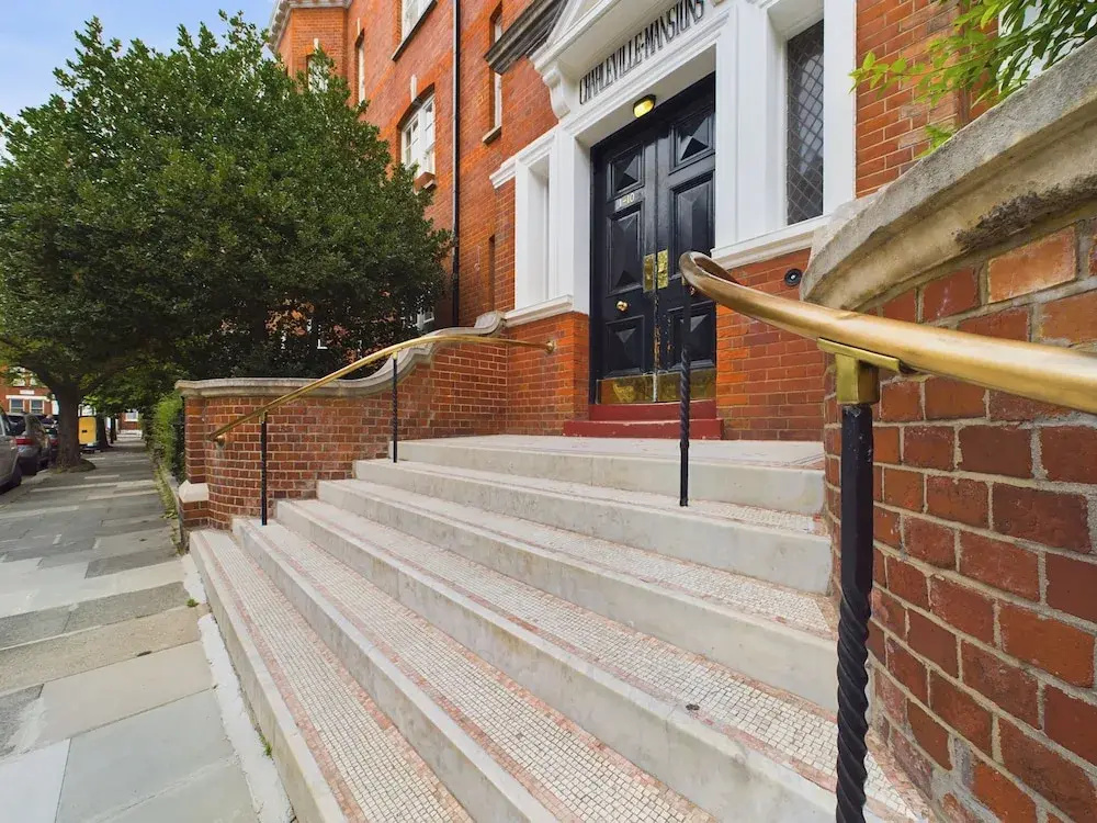 London Charm at Charleville Apartment