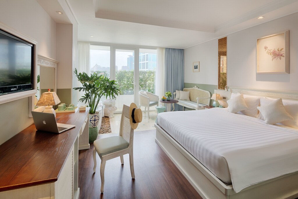 Au Lac Charner Hotel