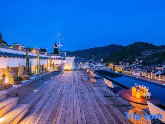 Shanheshi 360° Panoramic Skyview Guesthouse (Zhenyuan Ancient Town)