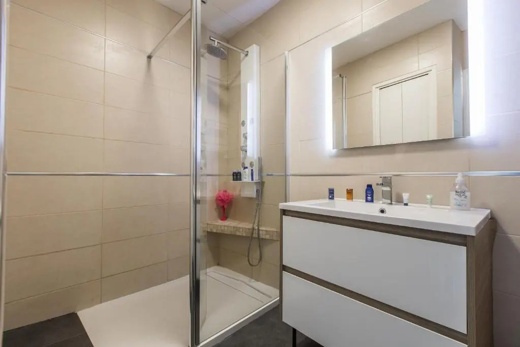 Voir la photo 3 — Admire Panoramic Ocean Views Through Walls of Windows