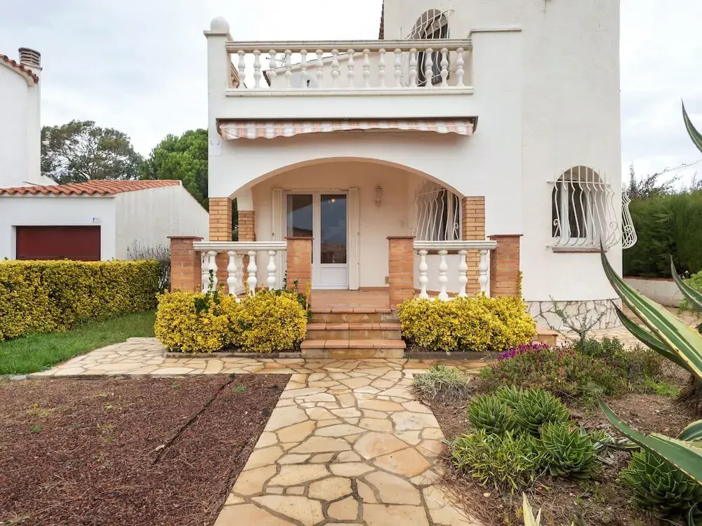 Peaceful Holiday Home in Sant Pere Pescador With Swimming Pool