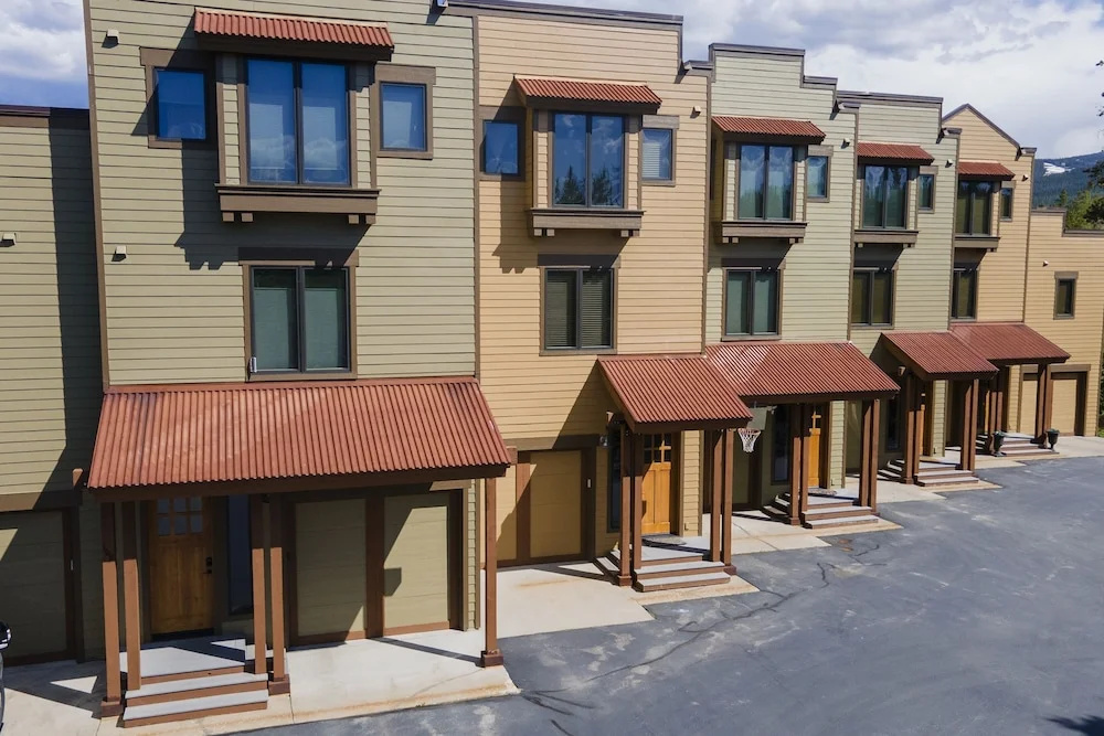 Willows Way 106 3 Bedroom Townhouse by RedAwning