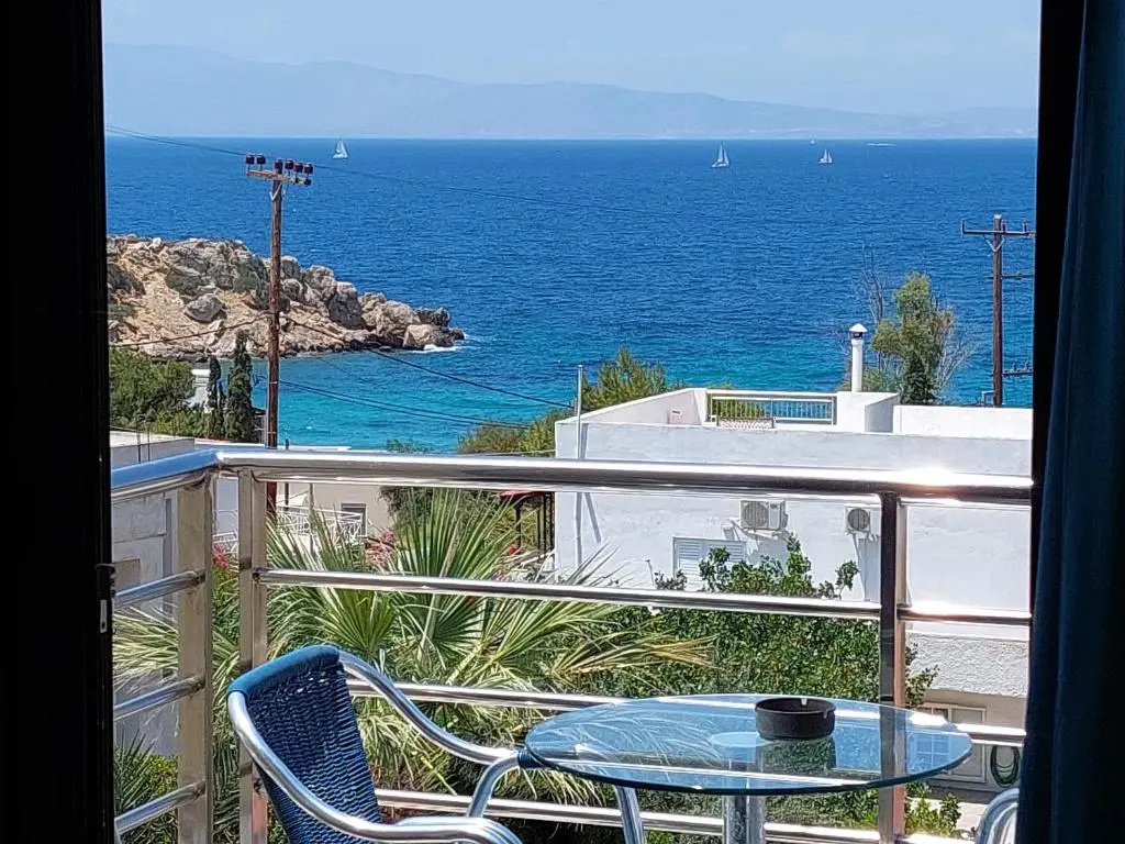 Standard Triple room with sea view