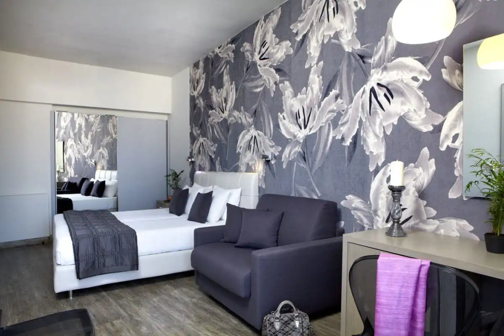 Standard Triple room with partial sea view