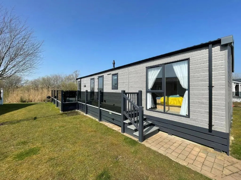 Indulgence Lakeside Lodge i3 with hot tub, private fishing peg situated at Tattershall Lakes Country Park