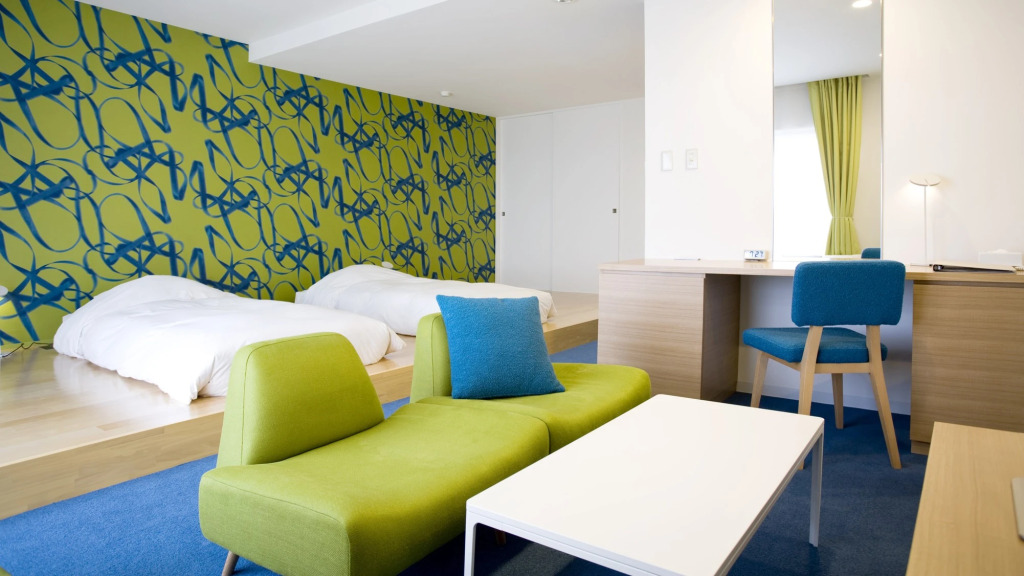 四人房，設有陽台及海景