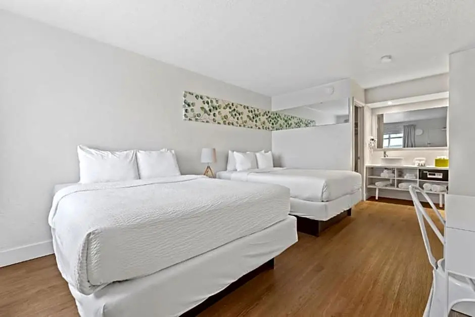 Standard Quadruple room with pool view