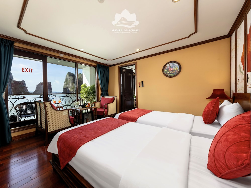 2 Bedrooms Standard Quadruple Family room with bay view