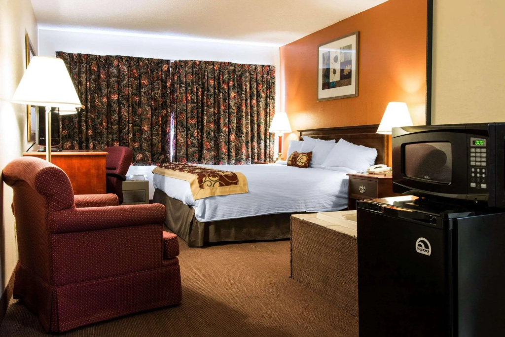 Rodeway Inn Muskegon Airport — 4