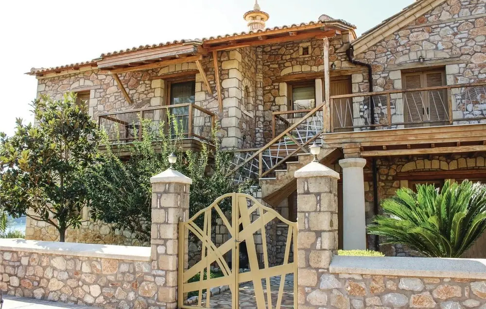 Awesome Home in Varia Kinouria With Wifi and 2 Bedrooms