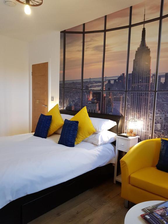 Отель The New Yorker Mini Studio with Parking, фото 15