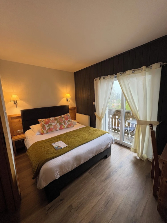 Standard Double room with balcony and with lake view (full double bed)