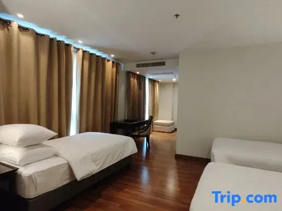 Standard Quintuple Family room