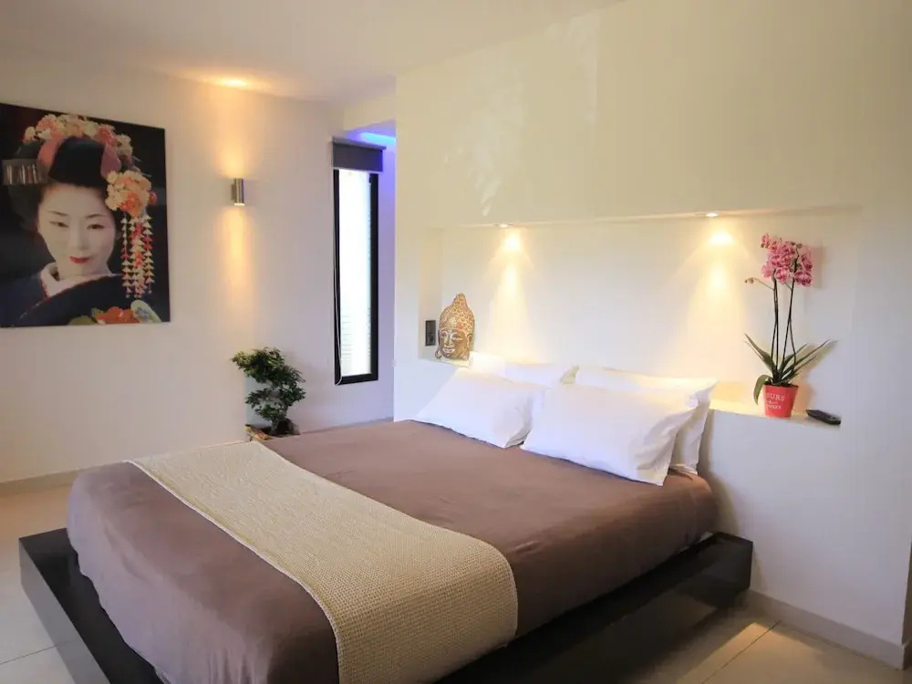 Deluxe Double room with balcony (full double bed)