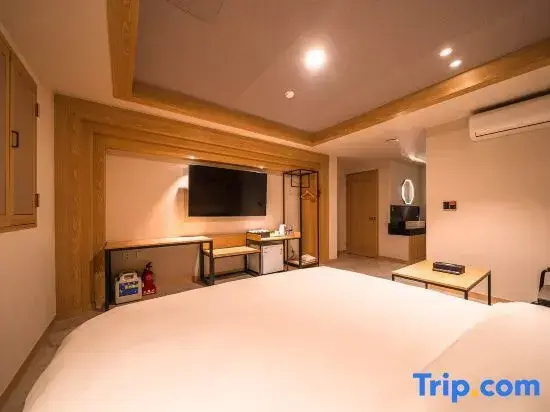 Deluxe Double room (full double bed)