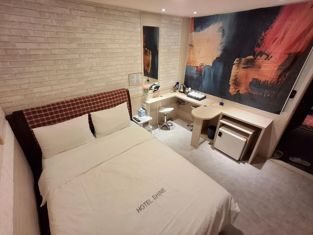 Shine Hotel