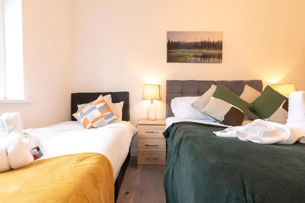 BEST PRICE - Superb Brand New Southampton City Apartments, Single Beds or King Size & Sofabed - AMAZING location FREE PARKING