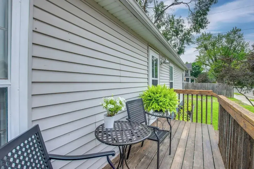 Home Near Kinnick, UI Health & Amish Country