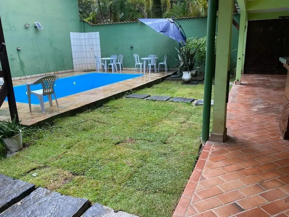 Suítes aconchegantes com piscina e praia