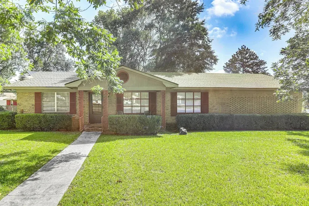 1 Mi to Dtwn Waycross: Home w/ Furnished Porch