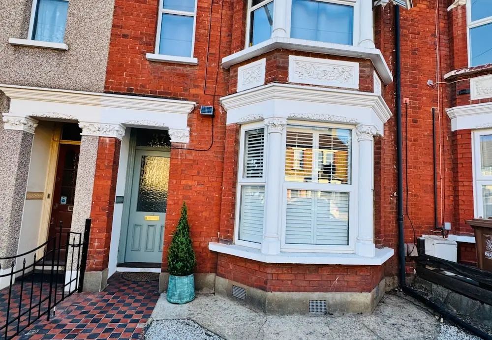 Designer 2 Bedroom Apartment in London With Garden